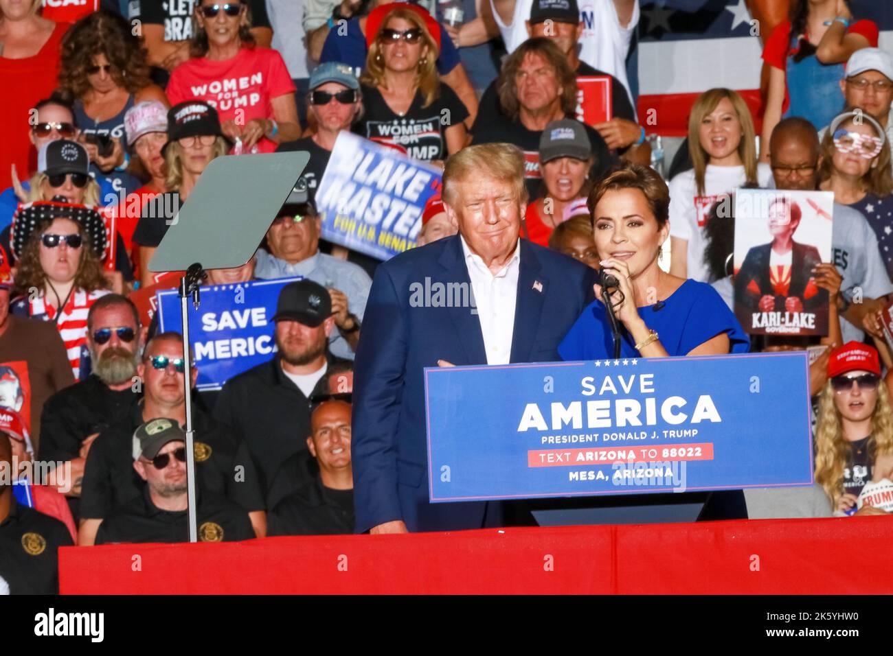 Enorme Rally a Mesa, Arizona, come molti repubblicani dell'Arizona aspettano tutta la mattina a lungo per catturare i loro candidati repubblicani che condividono la scena. Foto Stock