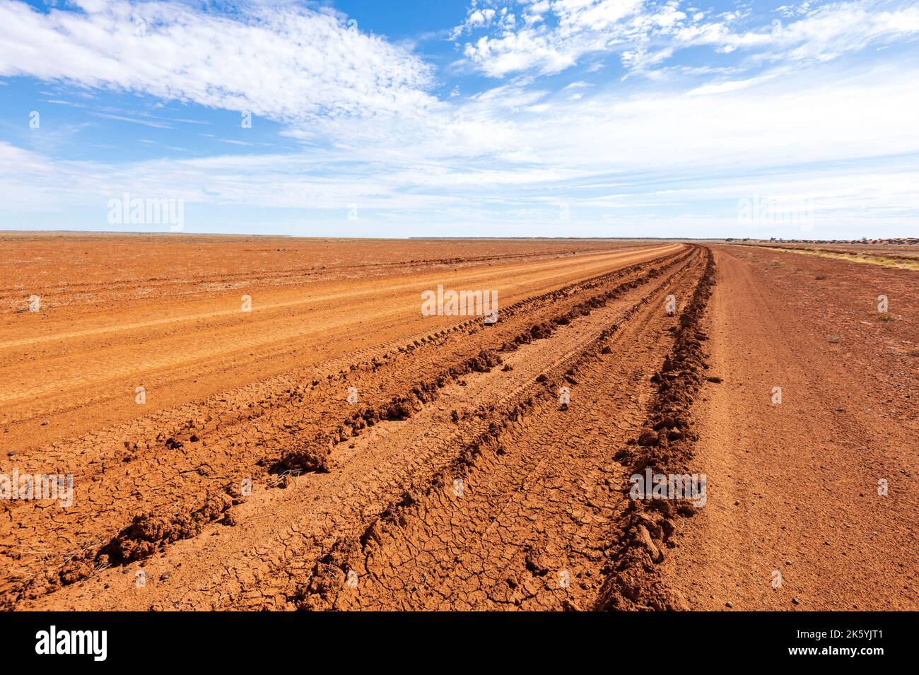 Il Tiro segna nel fango secco sulla pista Binns, una remota strada sterrata nell'Outback australiano, Northern Territory, NT, Australia Foto Stock