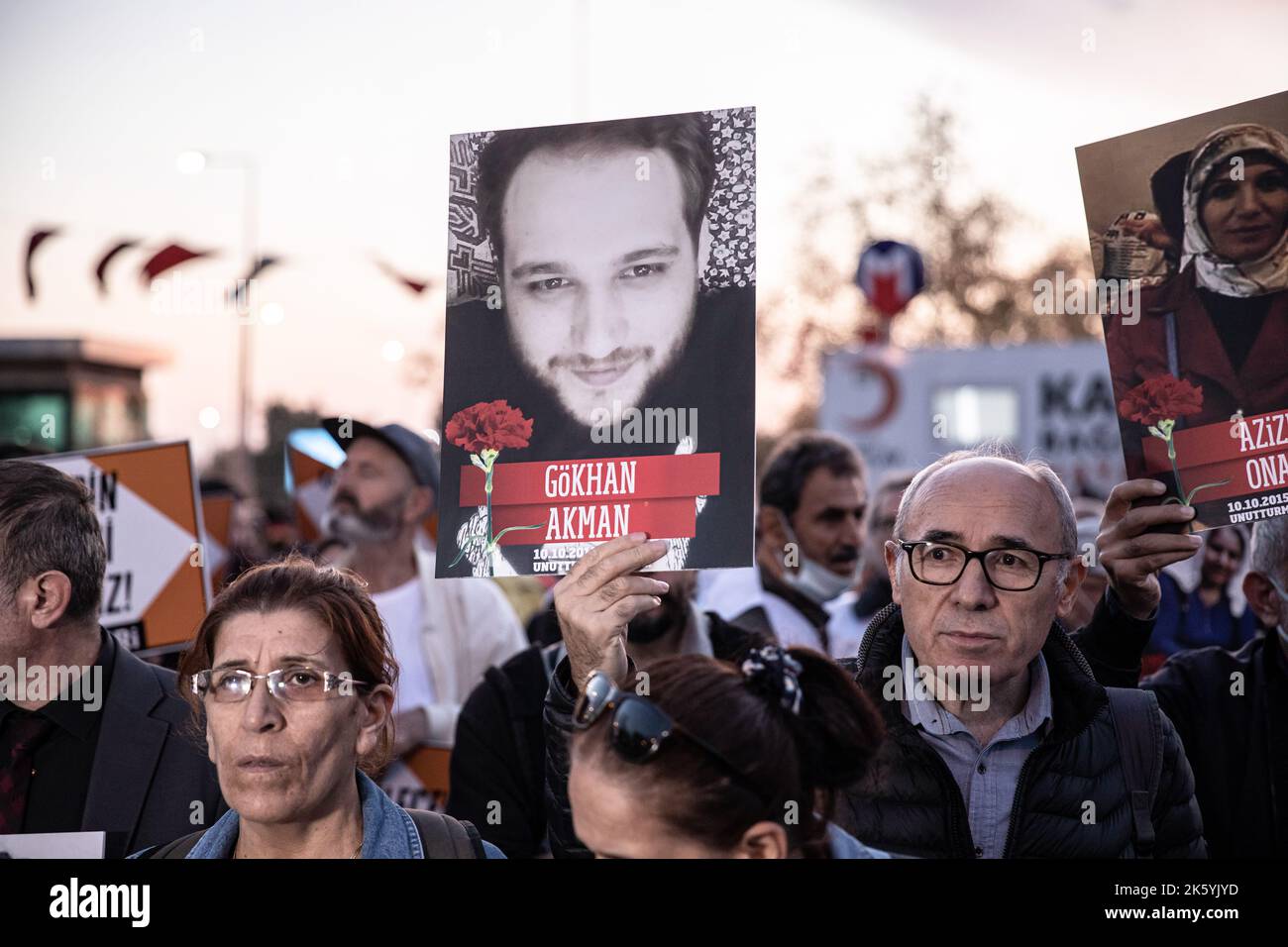 Istanbul, Turchia. 10th Ott 2022. I dimostranti sono in possesso di cartelli e foto delle vittime degli attentati suicidi gemellati del 2015, ad Ankara. Il 10 ottobre 2022, in occasione del settimo anniversario degli attentati suicidi gemellati del 2015 ad Ankara, sono stati commemorati coloro che hanno perso la vita al molo di Kadikoy. Credit: SOPA Images Limited/Alamy Live News Foto Stock