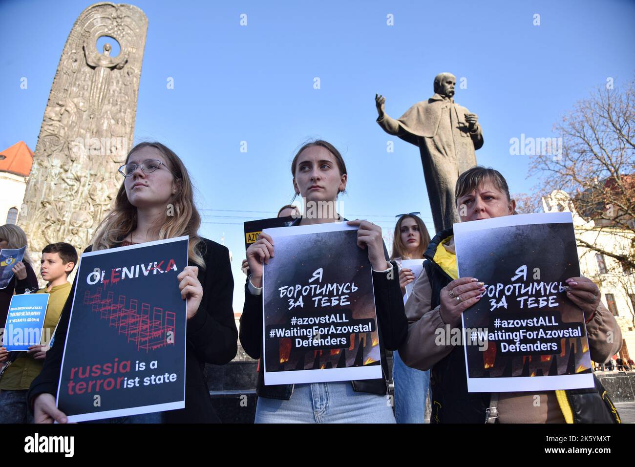 I manifestanti sono in possesso di cartelli che chiedono il ritorno di tutti i difensori di Mariupol che sono in cattività russa durante la manifestazione a Lviv. Le famiglie dei difensori dell'Ucraina sono venute a sostenere i soldati della guarnigione di Mariupol, che sono ancora in cattività russa. Due settimane fa, 215 difensori di Mariupol furono liberati dalla prigionia, inclusi i comandanti del reggimento 'Azova', la brigata della Guardia Nazionale e il battaglione del corpo Marino. Tuttavia, più di 2.000 soldati ucraini che hanno eroicamente difeso Mariupol rimangono in cattività. I difensori ucraini sono tenuti in condizioni inumane Foto Stock