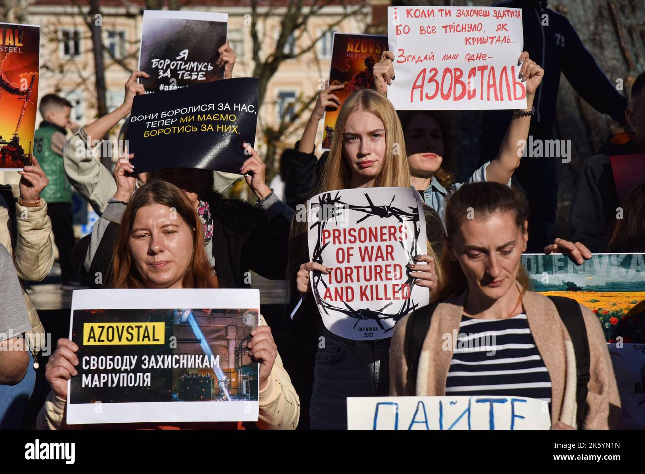 I manifestanti sono in possesso di cartelli che chiedono il ritorno di tutti i difensori di Mariupol che sono in cattività russa durante la manifestazione a Lviv. Le famiglie dei difensori dell'Ucraina sono venute a sostenere i soldati della guarnigione di Mariupol, che sono ancora in cattività russa. Due settimane fa, 215 difensori di Mariupol furono liberati dalla prigionia, inclusi i comandanti del reggimento 'Azova', la brigata della Guardia Nazionale e il battaglione del corpo Marino. Tuttavia, più di 2.000 soldati ucraini che hanno eroicamente difeso Mariupol rimangono in cattività. I difensori ucraini sono tenuti in condizioni inumane Foto Stock