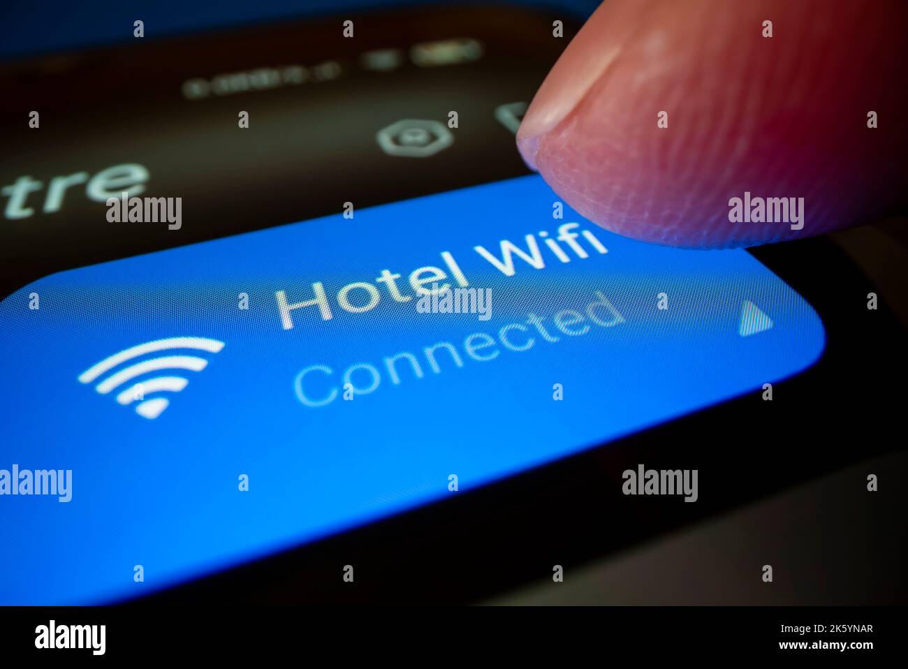 Vista ravvicinata dello smartphone collegato al wifi dell'hotel, ripresa con obiettivo macro Foto Stock
