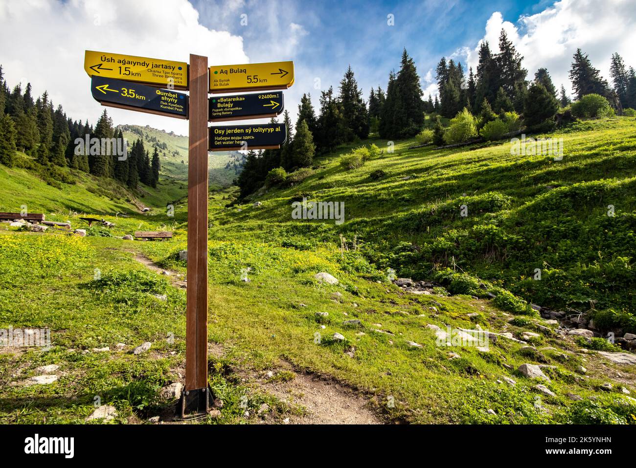 Turismo Signpostin montagne di Almaty nel parco nazionale Ile Alatau. Sviluppo del turismo in Kazakistan Foto Stock