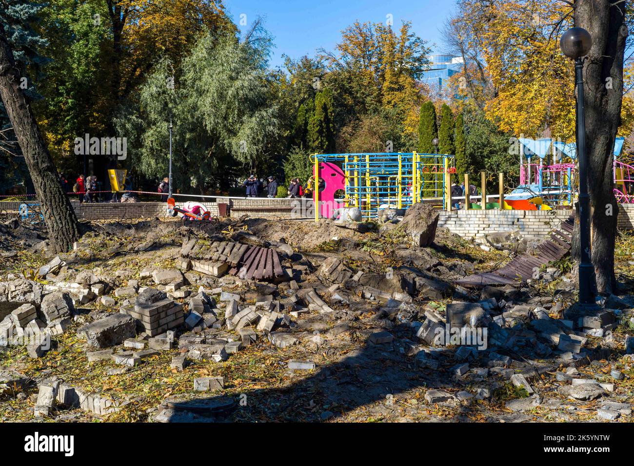 Ucraina, Kiev, 10 ottobre 2022. Numerosi missili caddero a Kiev, in un giardino per bambini, in Piazza Chernenko e sul ponte di Klitschko. Lunedì la Russia ha scatenato una letale serie di attacchi contro diverse città ucraine, abbattendo obiettivi civili, tra cui il centro di Kiev, dove almeno otto persone sono state uccise tra auto bruciate e edifici distrutti che hanno riportato a fuoco la triste realtà della guerra dopo mesi di allentamento delle tensioni nella capitale. Ucraina, Kiev, 10 ottobre 2022. Foto di Patricia Huchot-Boissier/ABACAPRESS.COM Foto Stock