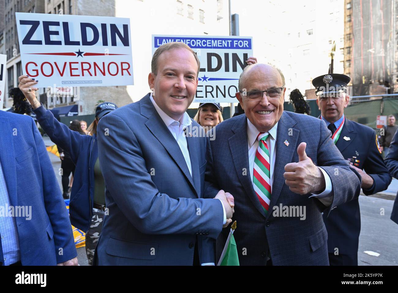 Lee Zeldin e Rudy Giuliani marciano nella 78th° parata annuale del Columbus Day il 10 ottobre 2022 a New York. Foto Stock