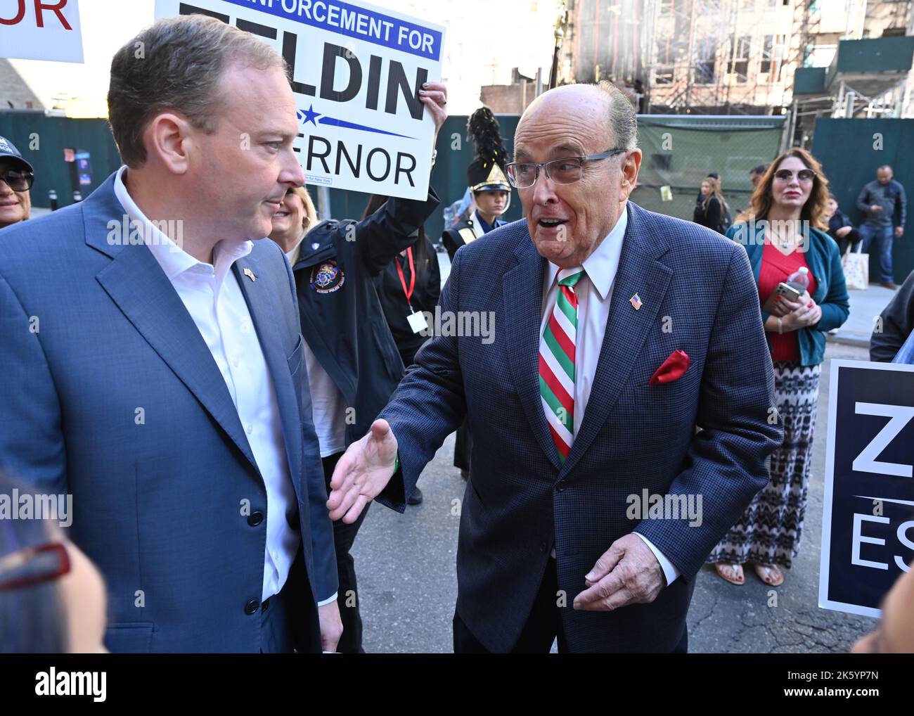 Lee Zeldin e Rudy Giuliani marciano nella 78th° parata annuale del Columbus Day il 10 ottobre 2022 a New York. Foto Stock