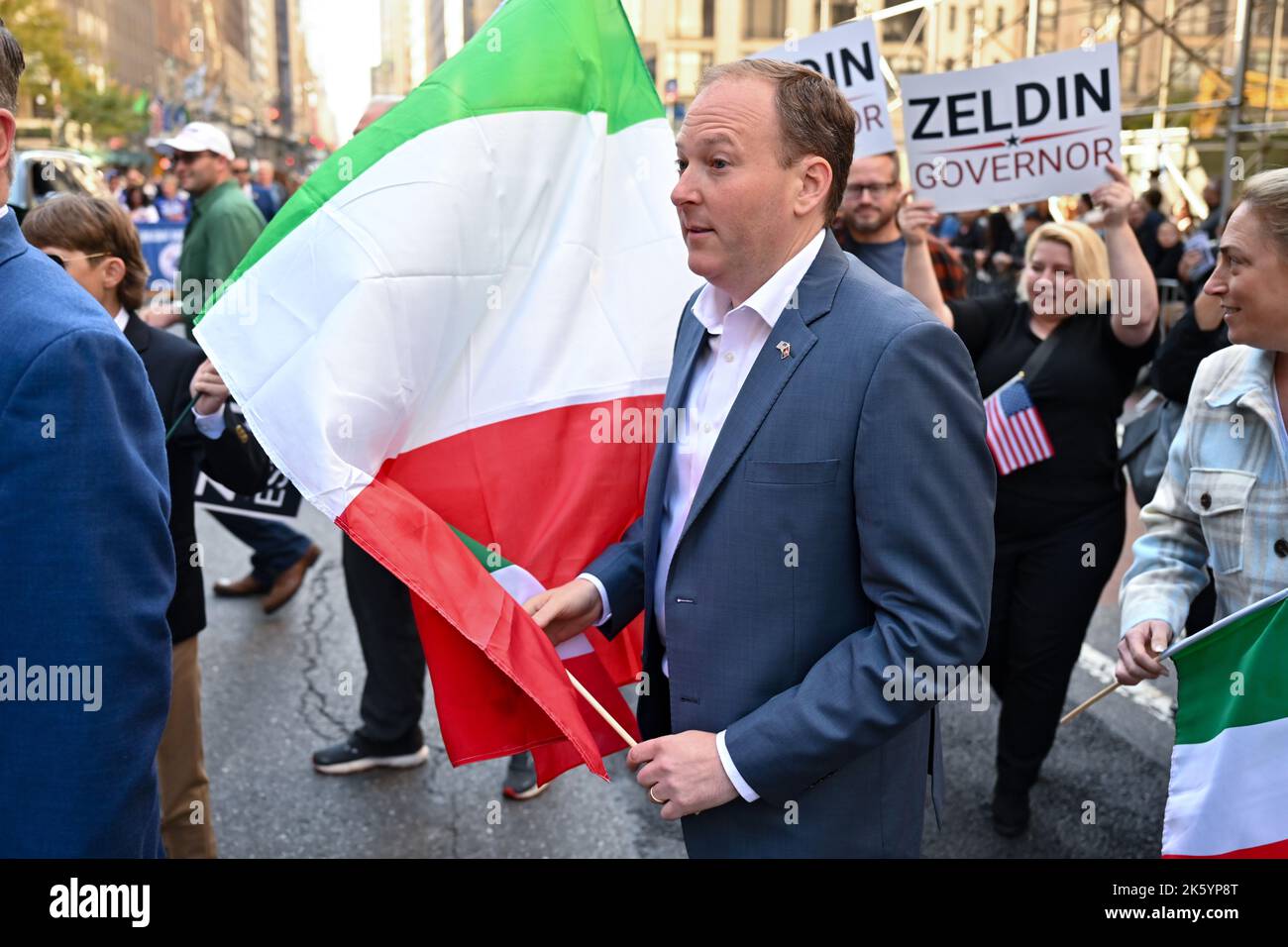 Lee Zeldin si sposa nelle Marche nella 78th° edizione della Columbus Day Parade, il 10 ottobre 2022 a New York. Foto Stock
