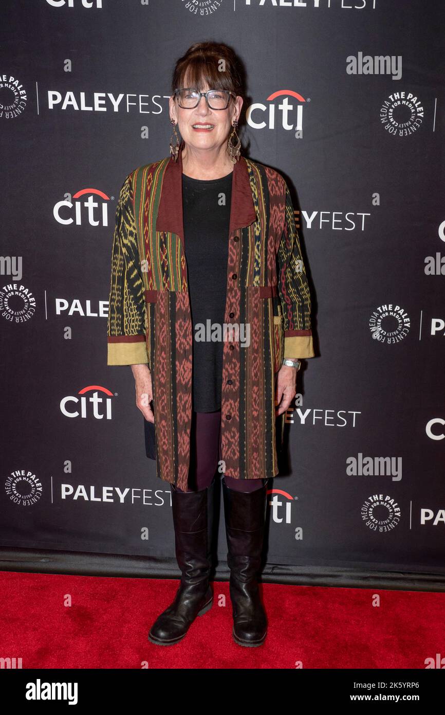 NEW YORK, NEW YORK - 10 OTTOBRE: Ann Dowd partecipa al 'The Handmaid's tale' durante il 2022 PaleyFest NY al Paley Museum il 10 ottobre 2022 a New York City. Credit: Ron Adar/Alamy Live News Foto Stock