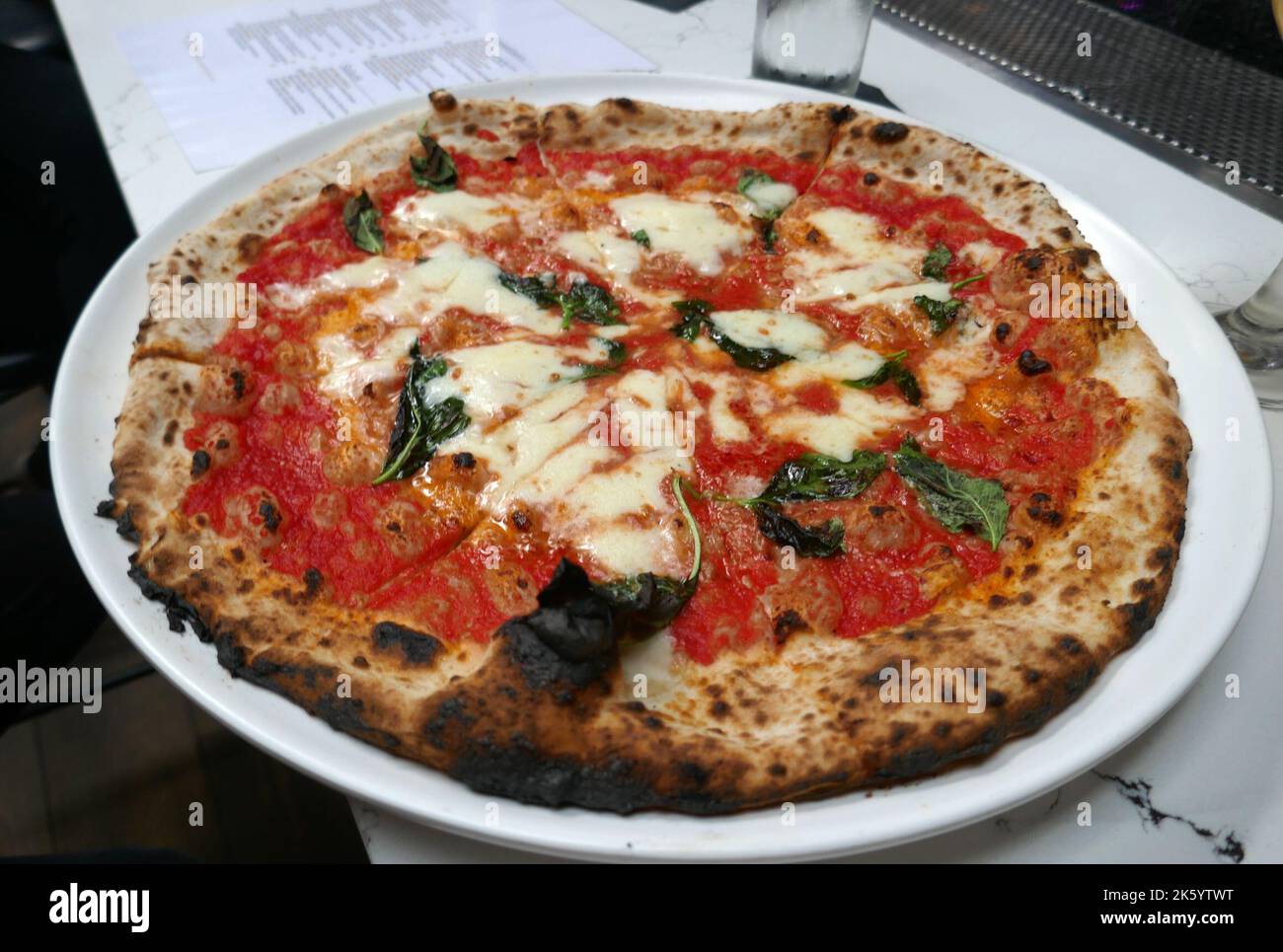 Los Angeles, California, USA 1st Ottobre 2022 Margherita Pizza all'antica Pizzeria da Michele il 1 Ottobre 2022 a Los Angeles, California, USA. Foto di Barry King/Alamy Stock Photo Foto Stock