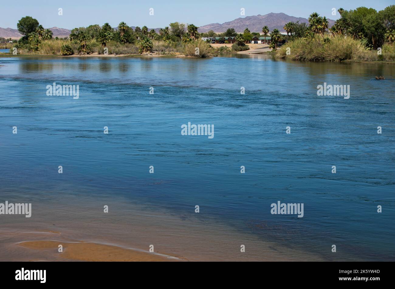 Vista pomeridiana del fiume Colorado che definisce il confine di stato della California e dell'Arizona, USA. Foto Stock