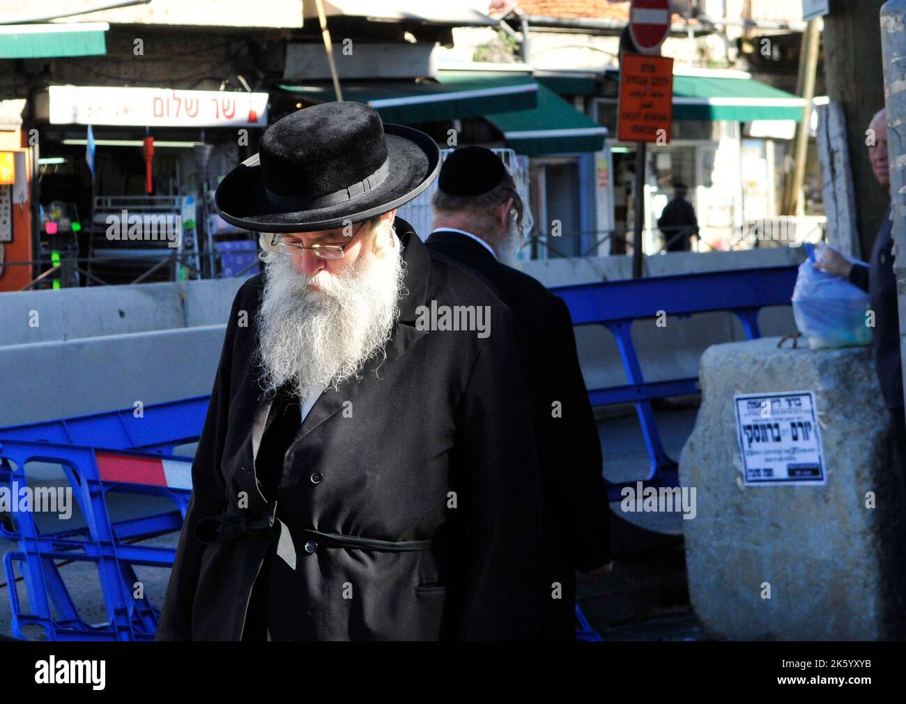 Uomini ortodossi ebrei che camminano sulla via Jaffa a Gerusalemme, Israele. Foto Stock