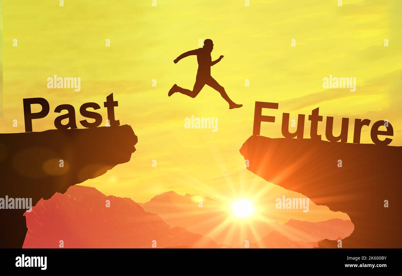 Silhouette uomo salto tra gli anni passati e futuri sopra il sole e attraverso lo spazio di collina sera cielo. Simbolo di avviamento. Passi pure e continuare a succhiare Foto Stock