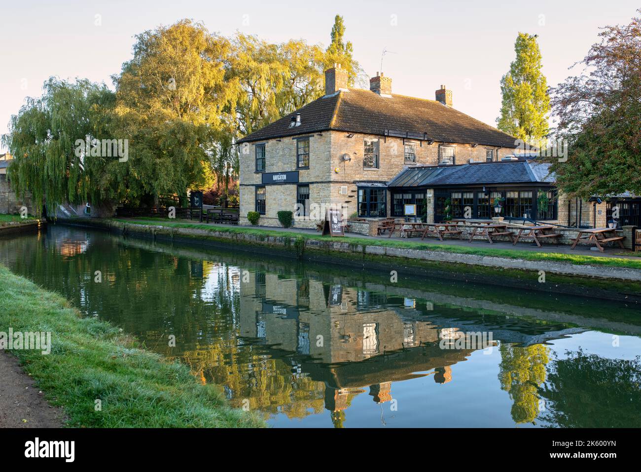 Il pub Navigation sul Canal Grande Union a Stoke Bruerne in autunno all'alba. Northamptonshire, Inghilterra. Foto Stock