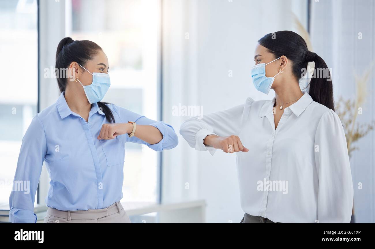 Il team aziendale, il gomito a gomito e la sicurezza covid con i dipendenti che salutano fare distanza sociale in un ufficio. Manager e donna in carica durante il coronavirus Foto Stock