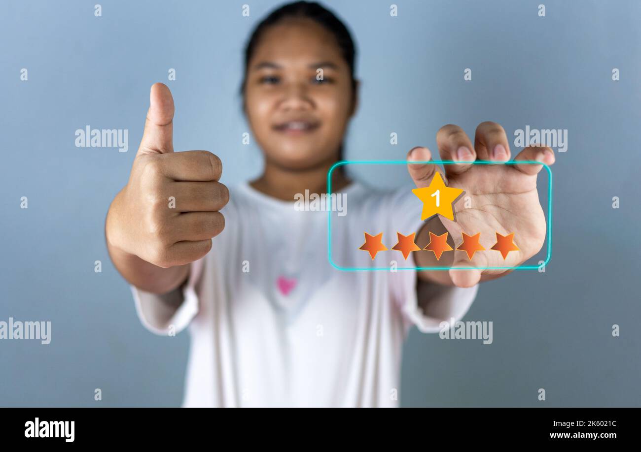Scegliere a mano l'icona a 5 stelle. Rappresenta la valutazione n. 1 del feedback e la recensione positiva del cliente, il concetto di soddisfazione, il sondaggio sulla soddisfazione. Foto Stock