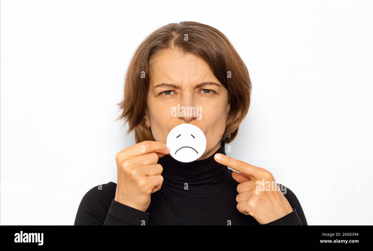 Donna mostra respiro cattivo. Foto Stock