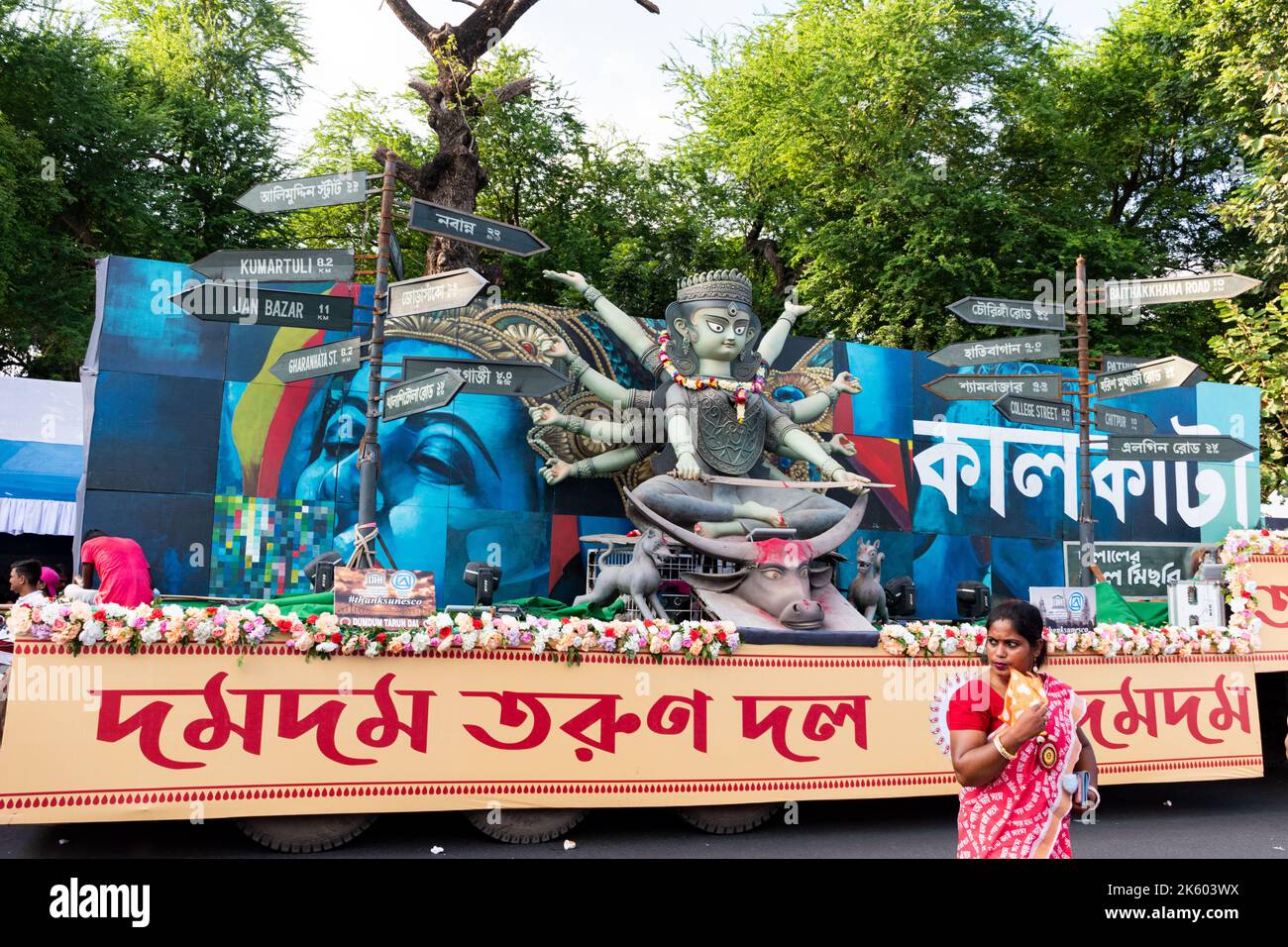 8 ottobre 2022, Kolkata, Bengala Occidentale, India: Il 8th ottobre, Kolkata ha avuto uno dei più grandi carnevali in India. A questo carnevale hanno partecipato centinaia di grandi e famosi comitati Durga Puja. La strada rossa è stata illuminata. A questo grande evento è stato presente anche il primo Ministro del Bengala Occidentale. Dopo la partecipazione, tutti gli idoli sono portati a Babughat per l'immersione. Nel ghat di immersione, è stata impiegata una forza di polizia stretta e nessuno può entrare in questa zona tranne i membri distinti del comitato di puja. L'evento è iniziato alle 4,30 e terminerà intorno alle 9,30 Foto Stock