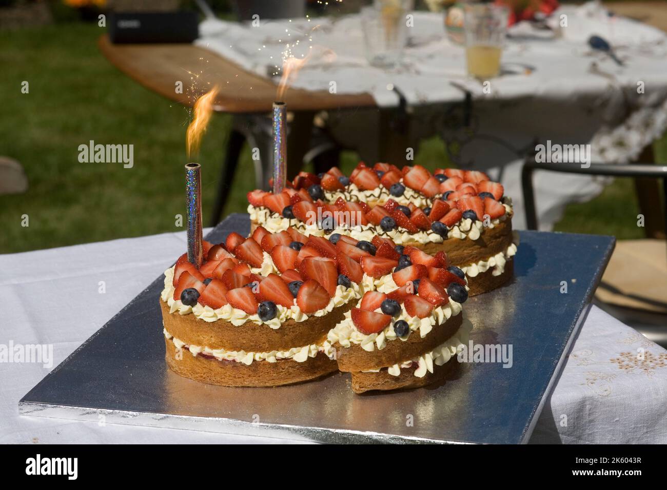 torta di compleanno in spugna di panna a forma di numero 90 Foto Stock