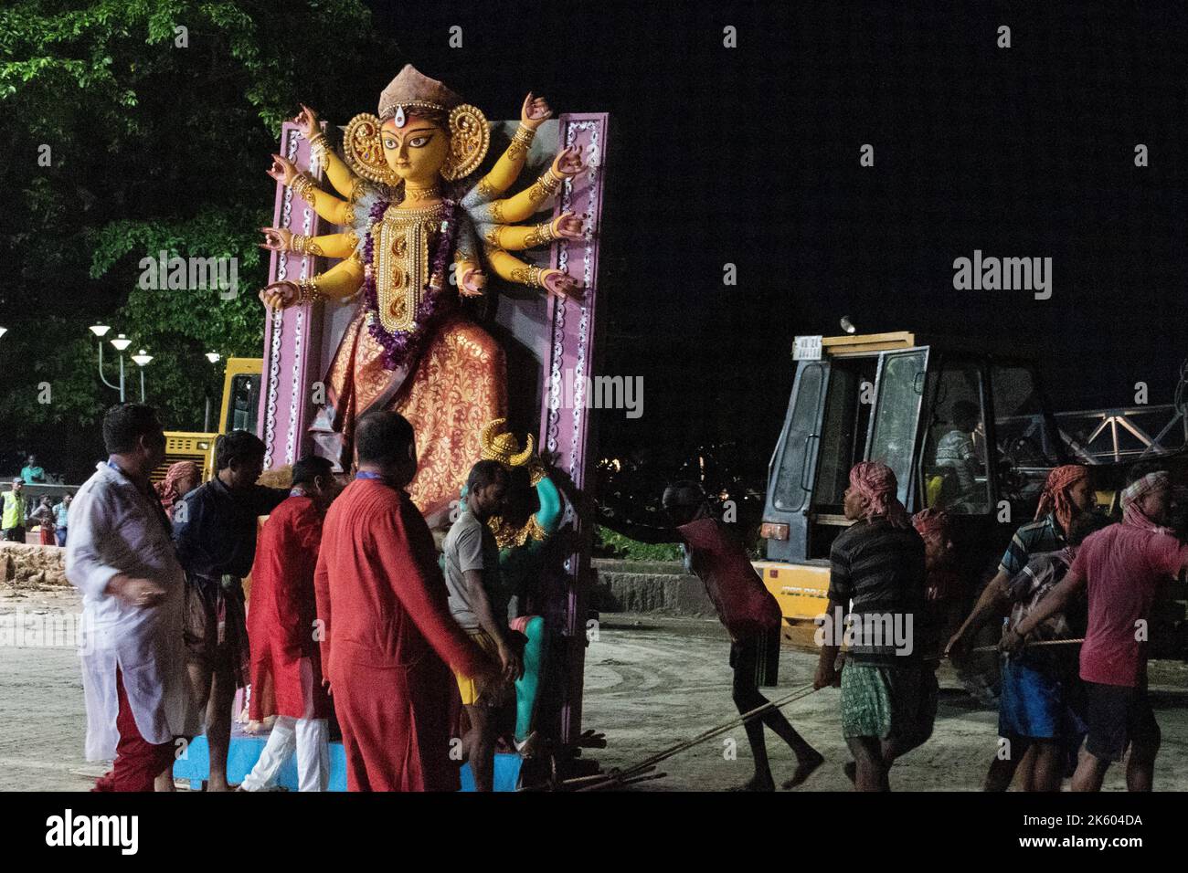 8 ottobre 2022, Kolkata, Bengala Occidentale, India: Il 8th ottobre, Kolkata ha avuto uno dei più grandi carnevali in India. A questo carnevale hanno partecipato centinaia di grandi e famosi comitati Durga Puja. La strada rossa è stata illuminata. A questo grande evento è stato presente anche il primo Ministro del Bengala Occidentale. Dopo la partecipazione, tutti gli idoli sono portati a Babughat per l'immersione. Nel ghat di immersione, è stata impiegata una forza di polizia stretta e nessuno può entrare in questa zona tranne i membri distinti del comitato di puja. L'evento è iniziato alle 4,30 e terminerà intorno alle 9,30 Foto Stock