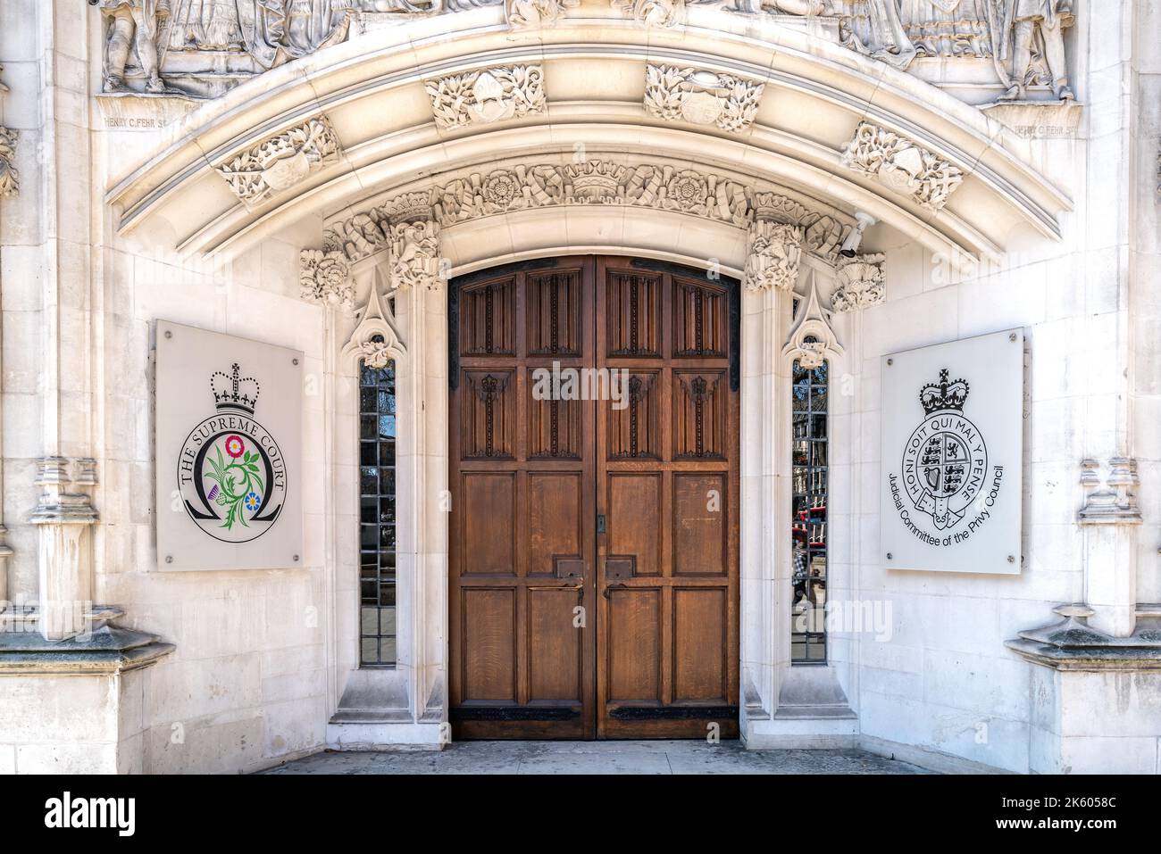 Londra, Regno Unito - 26 marzo 2022: L'ingresso alla Corte Suprema, Piazza del Parlamento, Londra. Sede del Comitato giudiziario del Consiglio privato. Foto Stock