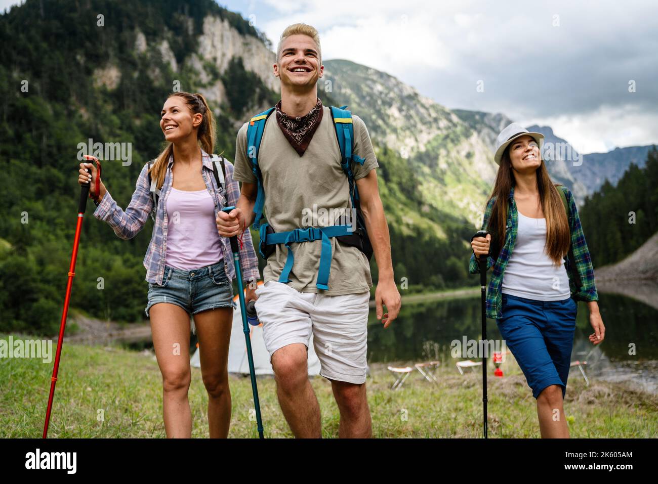 Gruppo di amici che camminano insieme all'aperto esplorando la natura selvaggia e divertendosi Foto Stock