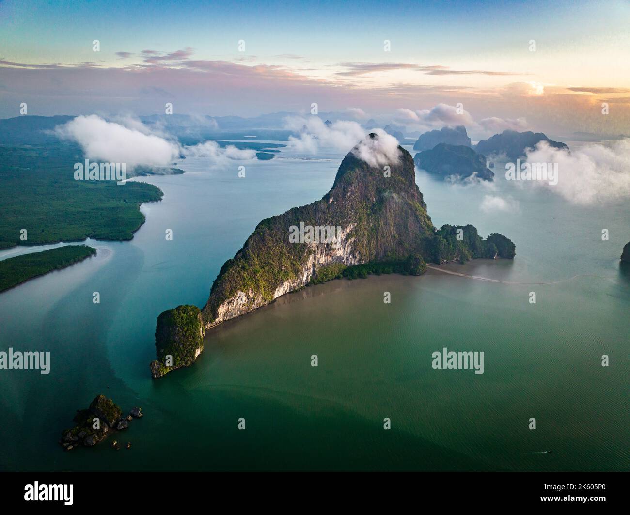 Veduta aerea del punto di osservazione Samet Nangshe al tramonto durante la stagione delle piogge, Phang Nga, Thailandia Foto Stock