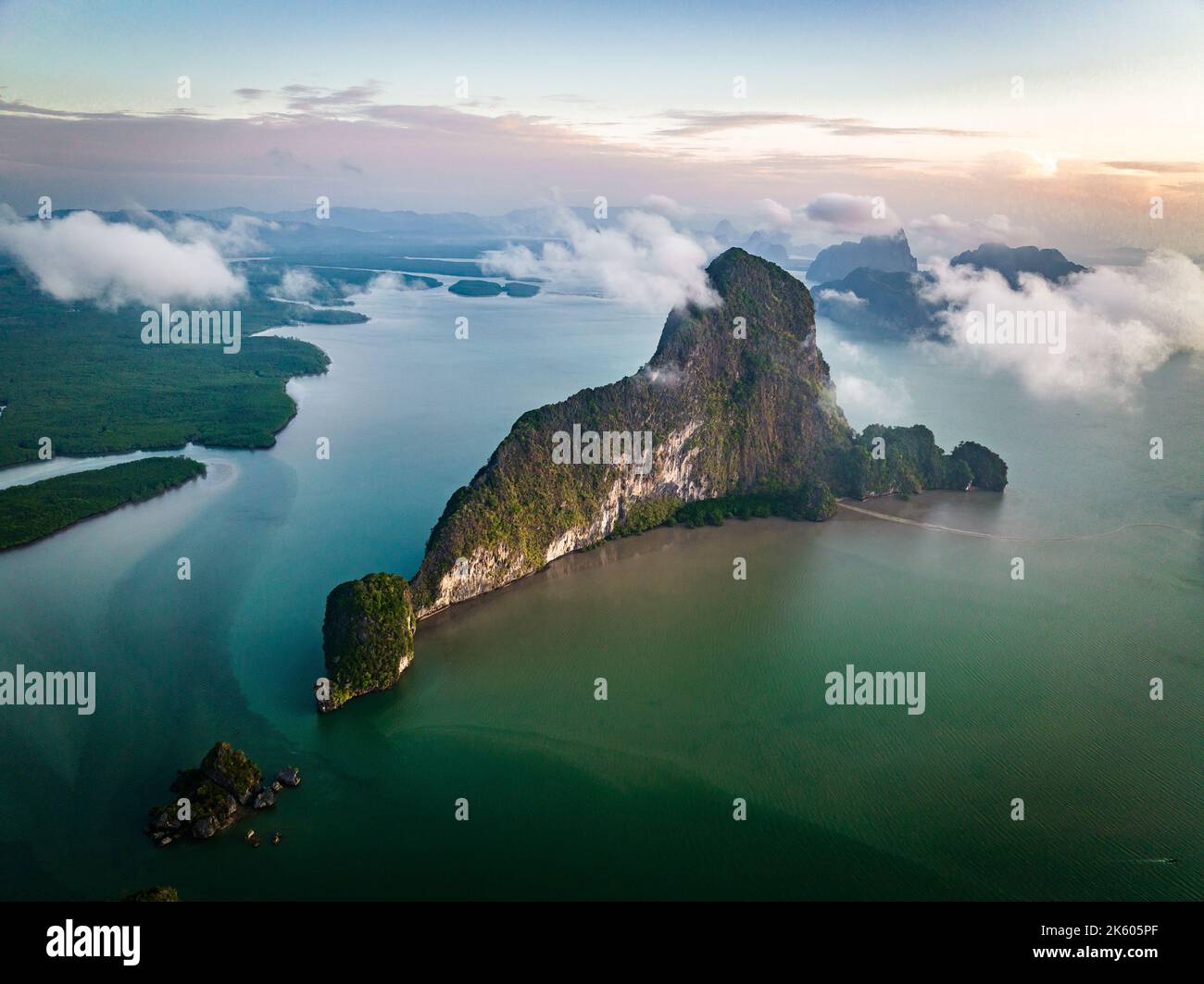 Veduta aerea del punto di osservazione Samet Nangshe al tramonto durante la stagione delle piogge, Phang Nga, Thailandia Foto Stock