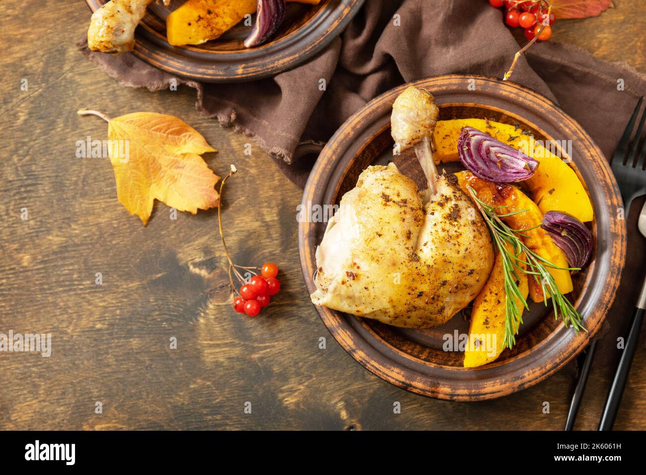 Cena del Ringraziamento fatta in casa zucca matura e tacchino del Ringraziamento su un tavolo di legno scuro. Vista dall'alto. Foto Stock