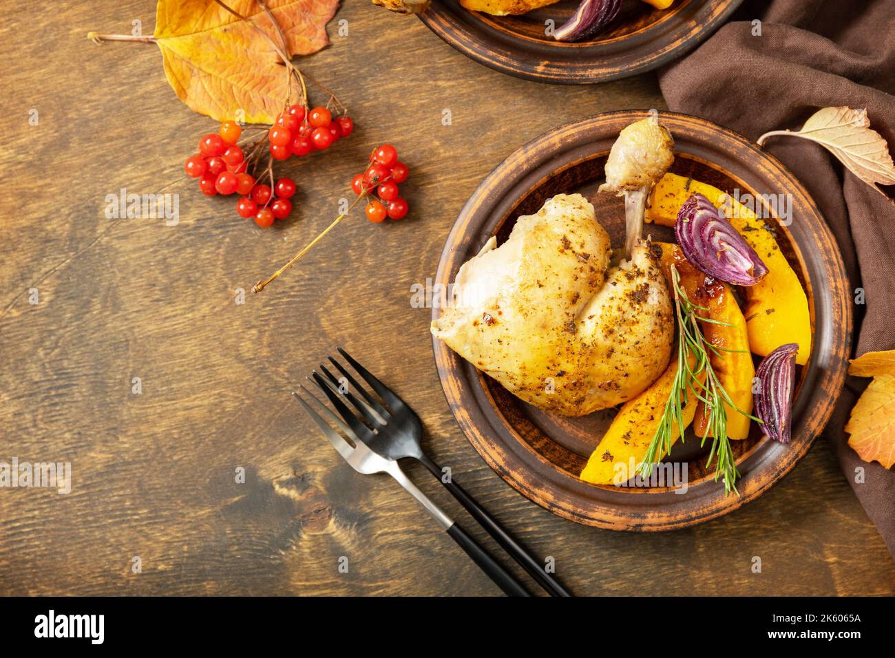 Cena del Ringraziamento fatta in casa zucca matura e tacchino del Ringraziamento su un tavolo di legno scuro. Vista dall'alto. Spazio di copia. Foto Stock