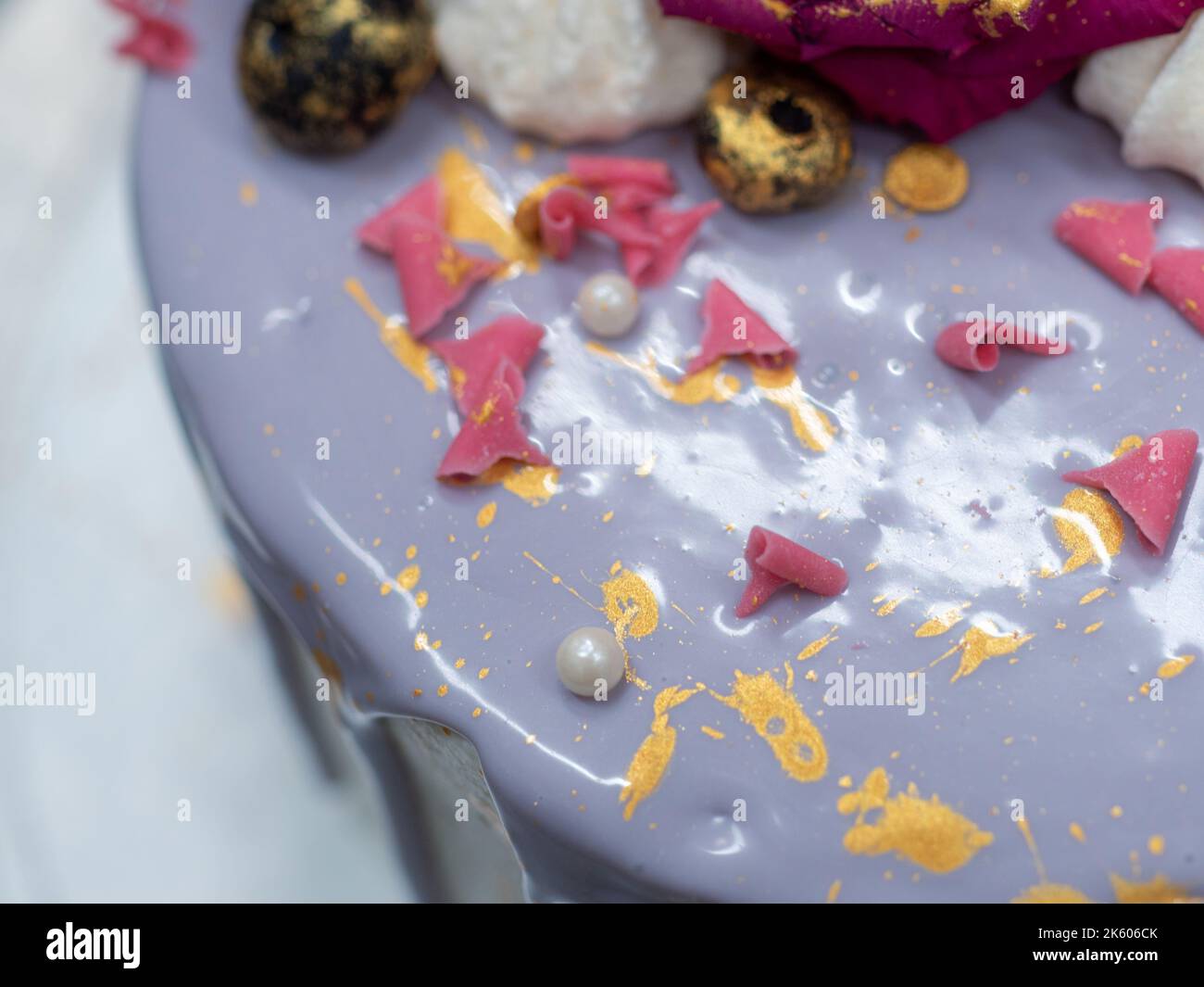 torta romantica decorata a mano in oro Foto Stock