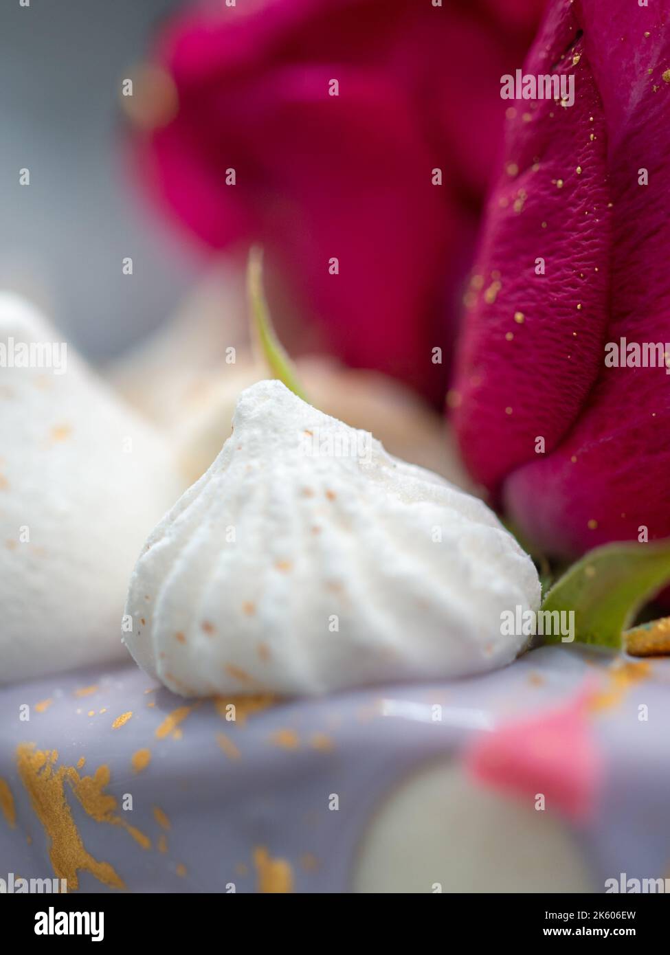 torta romantica decorata a mano in oro Foto Stock