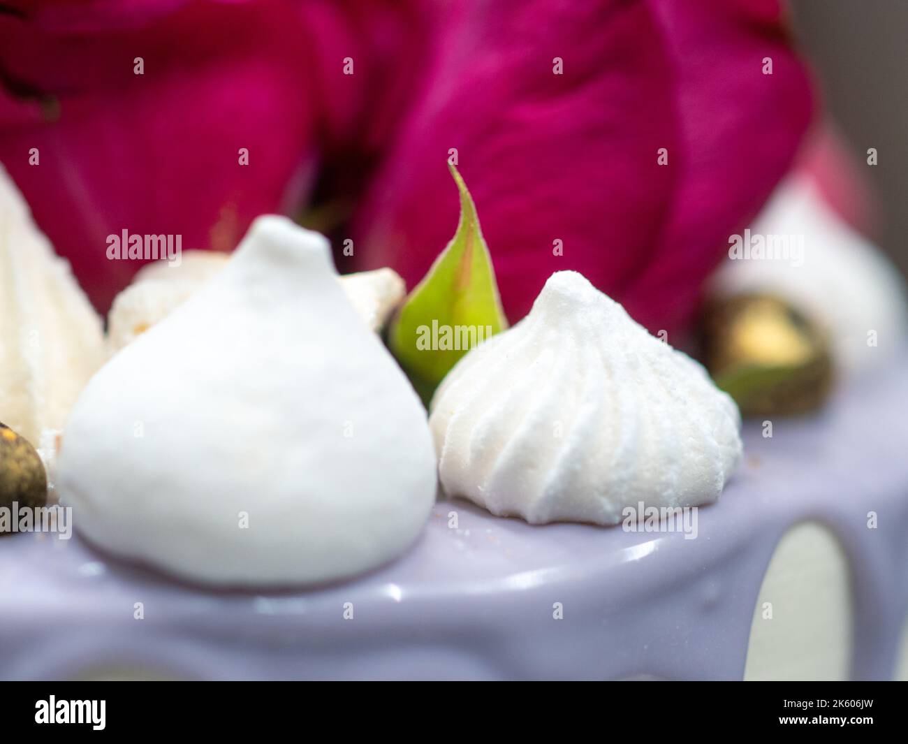 torta romantica decorata a mano in oro Foto Stock