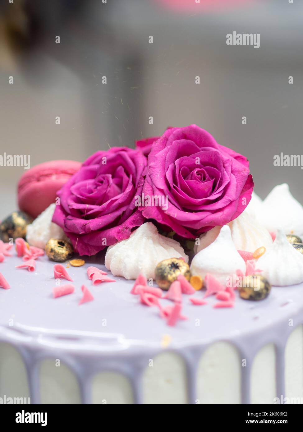 torta romantica decorata a mano in oro Foto Stock