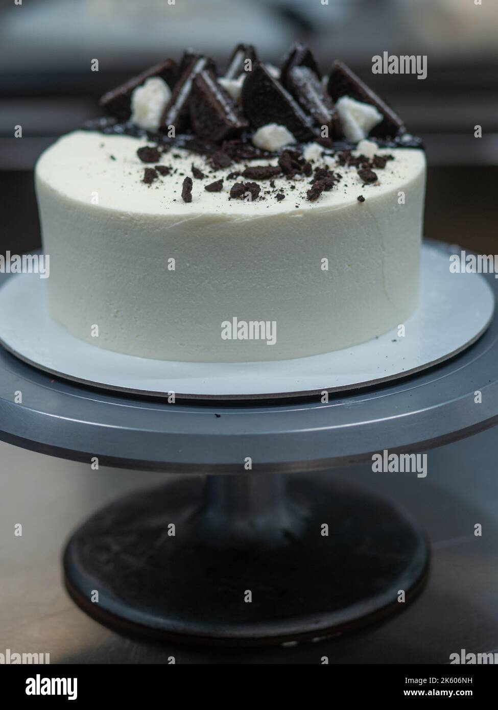 torta glassante in bianco e nero del designer Foto Stock