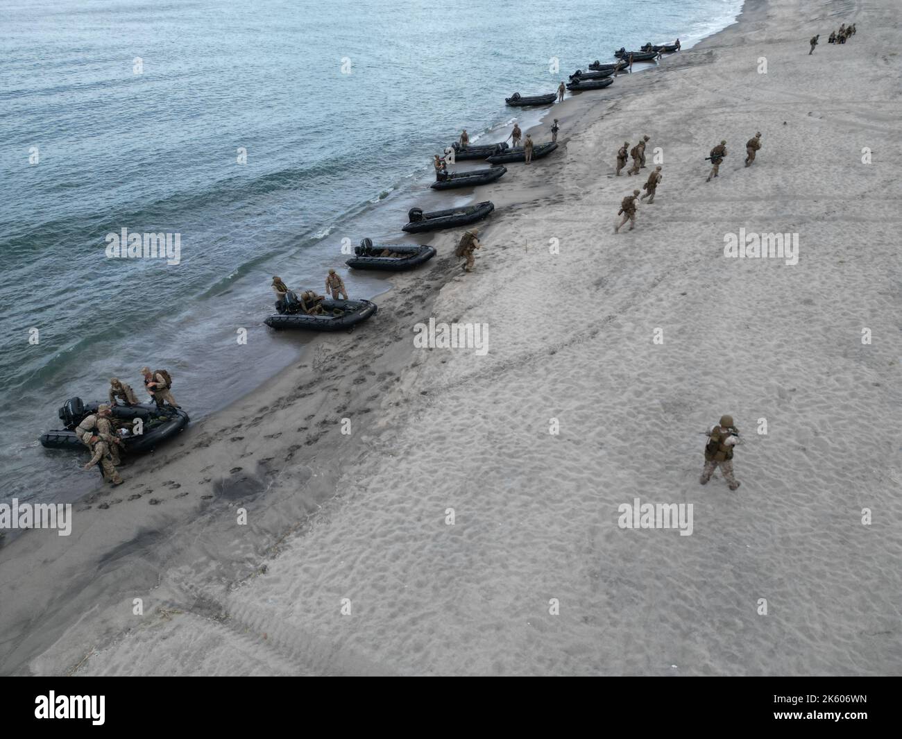 San Narciso, Zambales, Filippine. 7th Ott 2022. In una vista aerea, un veicolo d'assalto anfibio (AAV) sbarcò sulla spiaggia di San Narciso Beach il 7 ottobre 2022, a Zambales, nelle Filippine. Le truppe marine statunitensi e filippine hanno condotto un attacco fittizio utilizzando AAV, gommoni e navi da guerra durante le esercitazioni militari bilaterali di Kamandag, che sono finalizzate ad affinare le abilità nella difesa costiera. (Credit Image: © Sherbien Dacalanio/Pacific Press via ZUMA Press Wire) Foto Stock