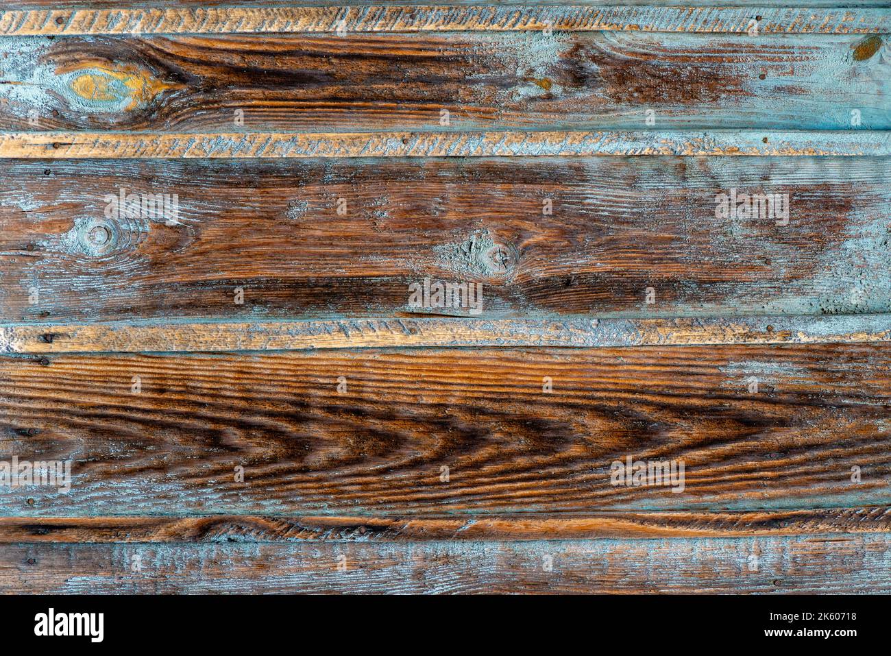 Legno naturale marrone sfondo scuro, vintage, con nodi e fori per le unghie, tavole di legno, vecchio, rustico marrone Weathered legno grano blu arancione incatenato distri Foto Stock