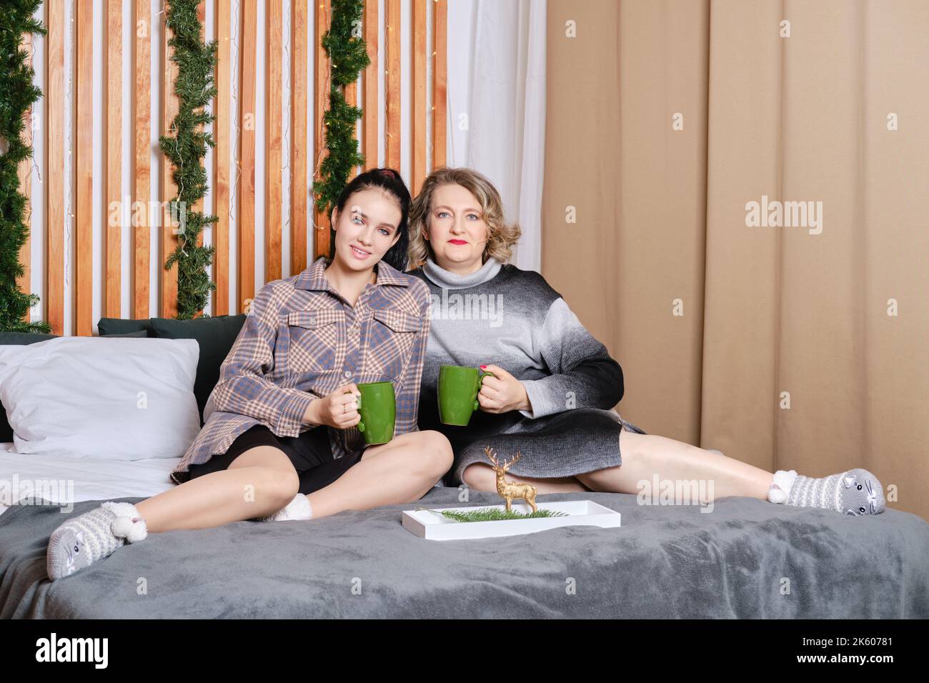 Figlia in visita alla madre anziana a casa sua, ha soggiornato a lei per un paio di giorni Foto Stock