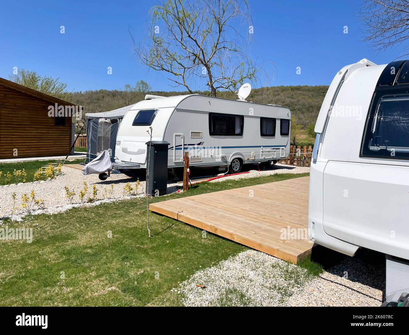 Campeggio caravan con rimorchi di viaggio in fila. Riva, Istanbul, Turchia - 04 aprile 2022. Foto Stock