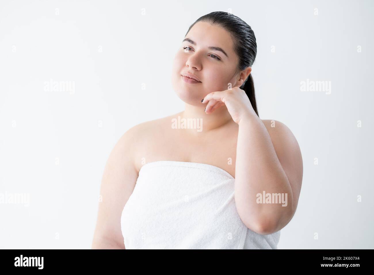 trattamento di bellezza curvy donna procedura di cura della pelle Foto Stock
