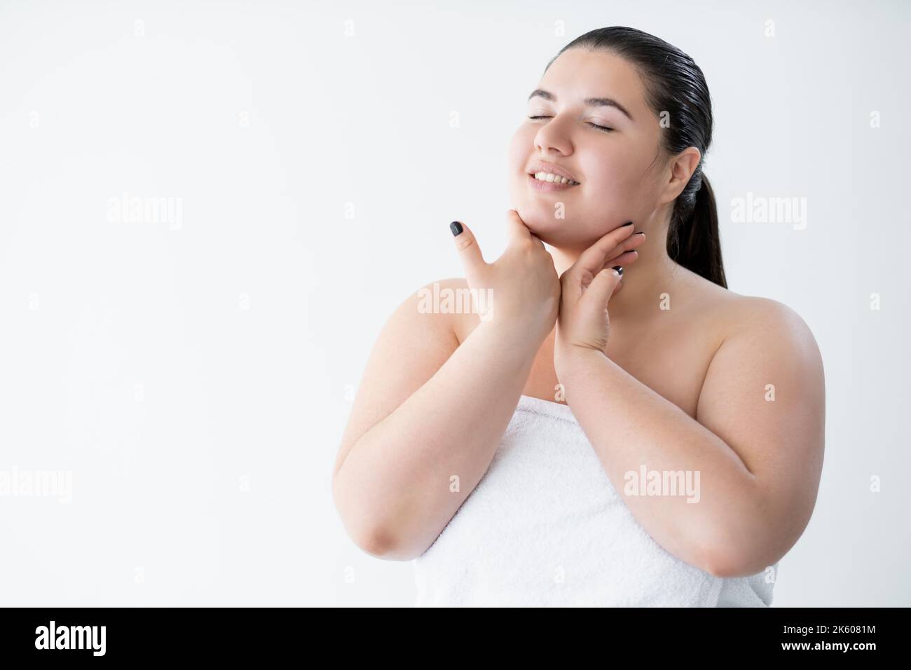 sensibile cura cosmetica felice corpo donna curvy Foto Stock