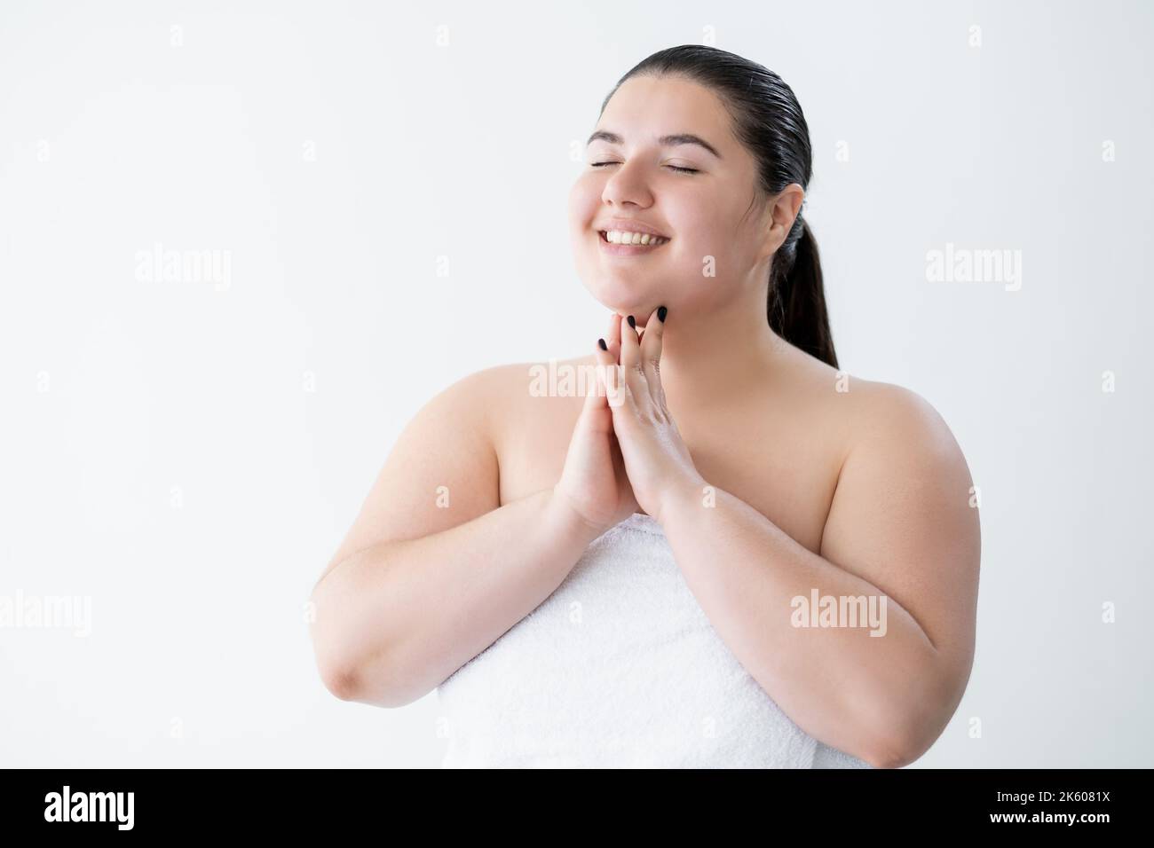 cura sensibile felice più taglia donna godendo il corpo Foto Stock