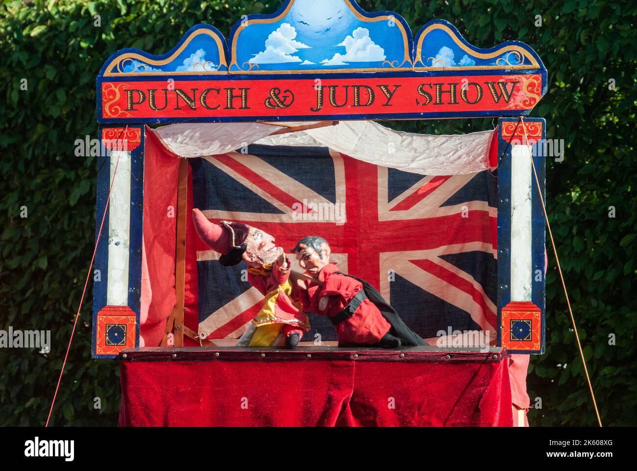 Intorno al Regno Unito - Punch & Judy Show nel giardino murato ad Astley Park, Chorley, Lancashire, Regno Unito Foto Stock