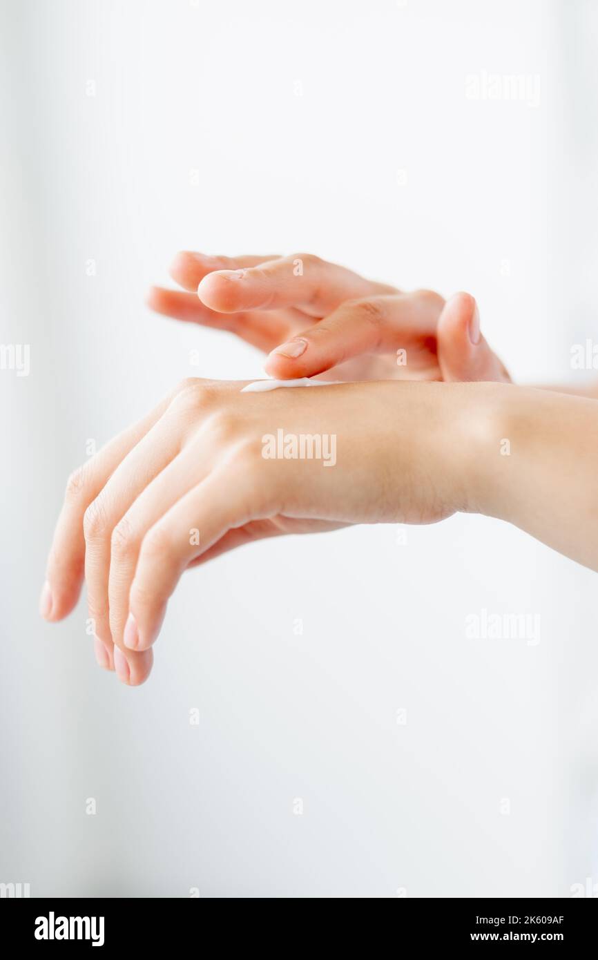 idratazione della mano sana pelle donna applicare crema Foto Stock