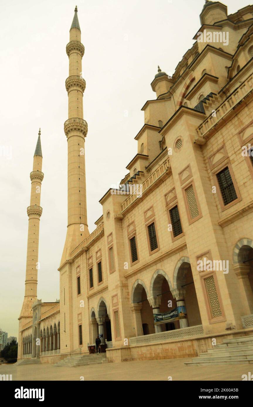 Moschea e minareti di Adana Central Sabancı da una prospettiva diversa. La moschea costruita dalla famiglia Sabanci nel 1998. capacità di 20,000 persone. Foto Stock