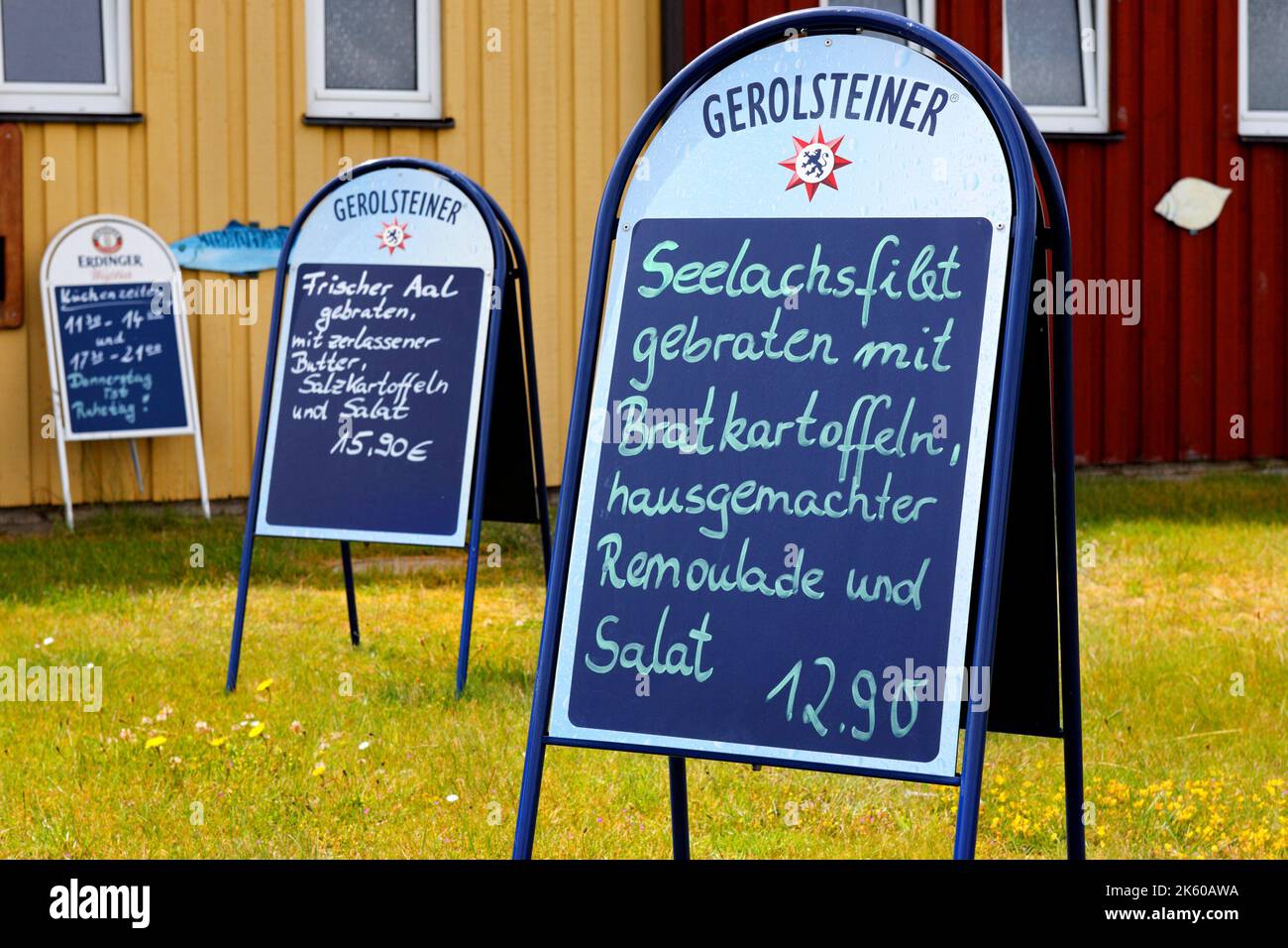 Menu di fronte al ristorante Seafood di Amrum, Isole Frisone Settentrionali, Germania. Menutafeln vor einem Fischrestaurant auf Amrum, nordfriesische in Foto Stock