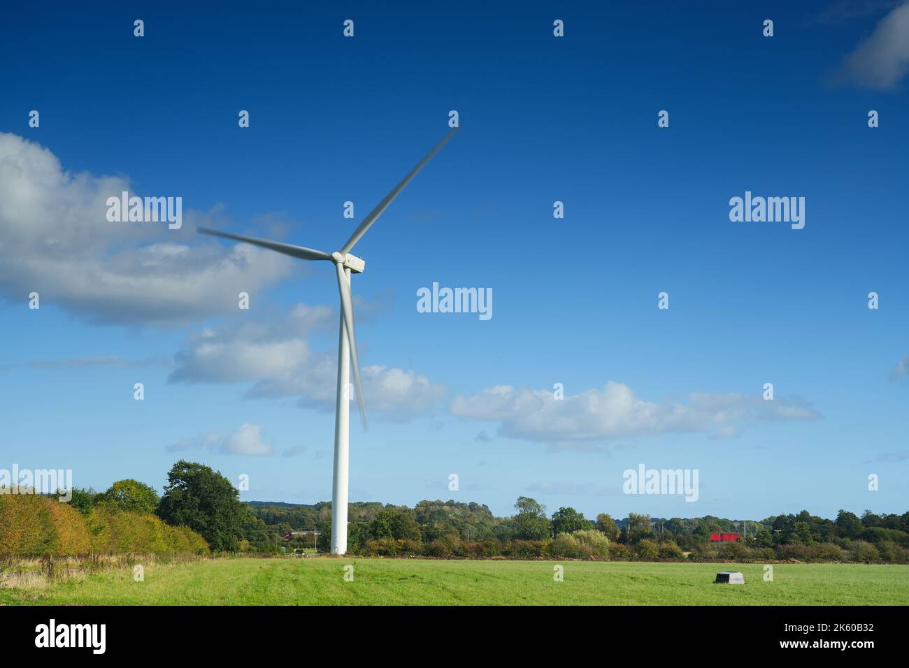 Immagine che mostra il movimento di una turbina eolica ad asse orizzontale con pale leggermente sfocate nel South Staffordshire nel Regno Unito Foto Stock