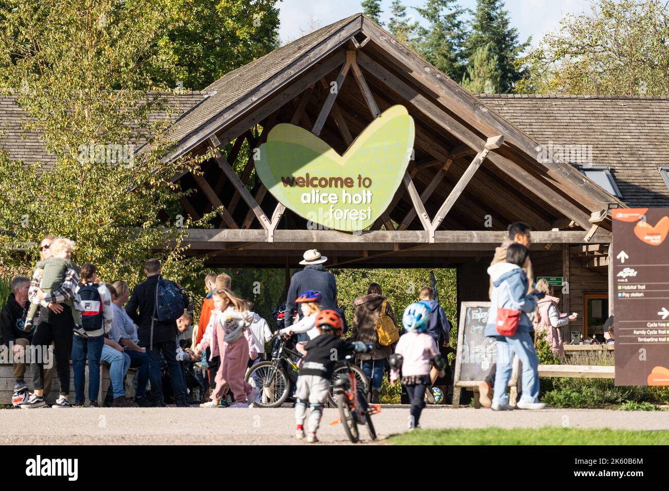 I visitatori che entrano e escono dal centro visitatori di Alice Holt Wood, una foresta per bambini gestita da Forestry England nell'Hampshire Foto Stock