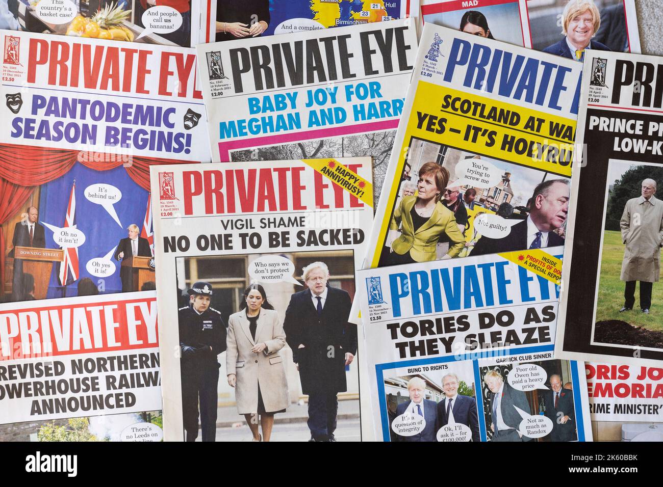 Raccolta di notizie e notizie di Private Eye e copertine della rivista Current Affairs che mostrano 2021 titoli del Regno Unito sulla pandemia di Covid-19 e sul partito conservatore Foto Stock