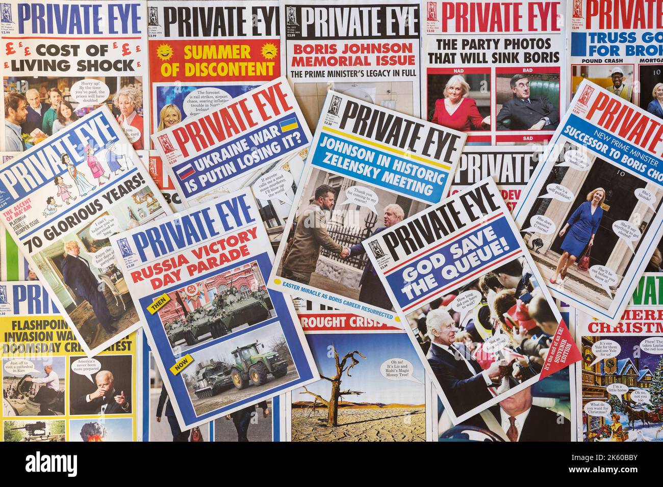 Raccolta di notizie e copertine di riviste private Eye che mostrano 2022 titoli del Regno Unito sul governo britannico, la morte della Regina e la guerra dell'Ucraina Foto Stock