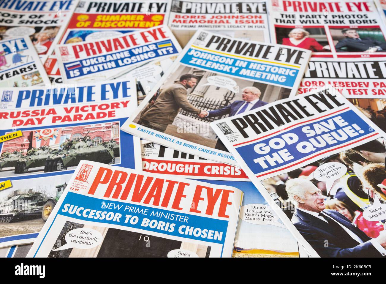 Raccolta di notizie e copertine di riviste private Eye che mostrano 2022 titoli del Regno Unito sul governo britannico, la morte della Regina e la guerra dell'Ucraina Foto Stock
